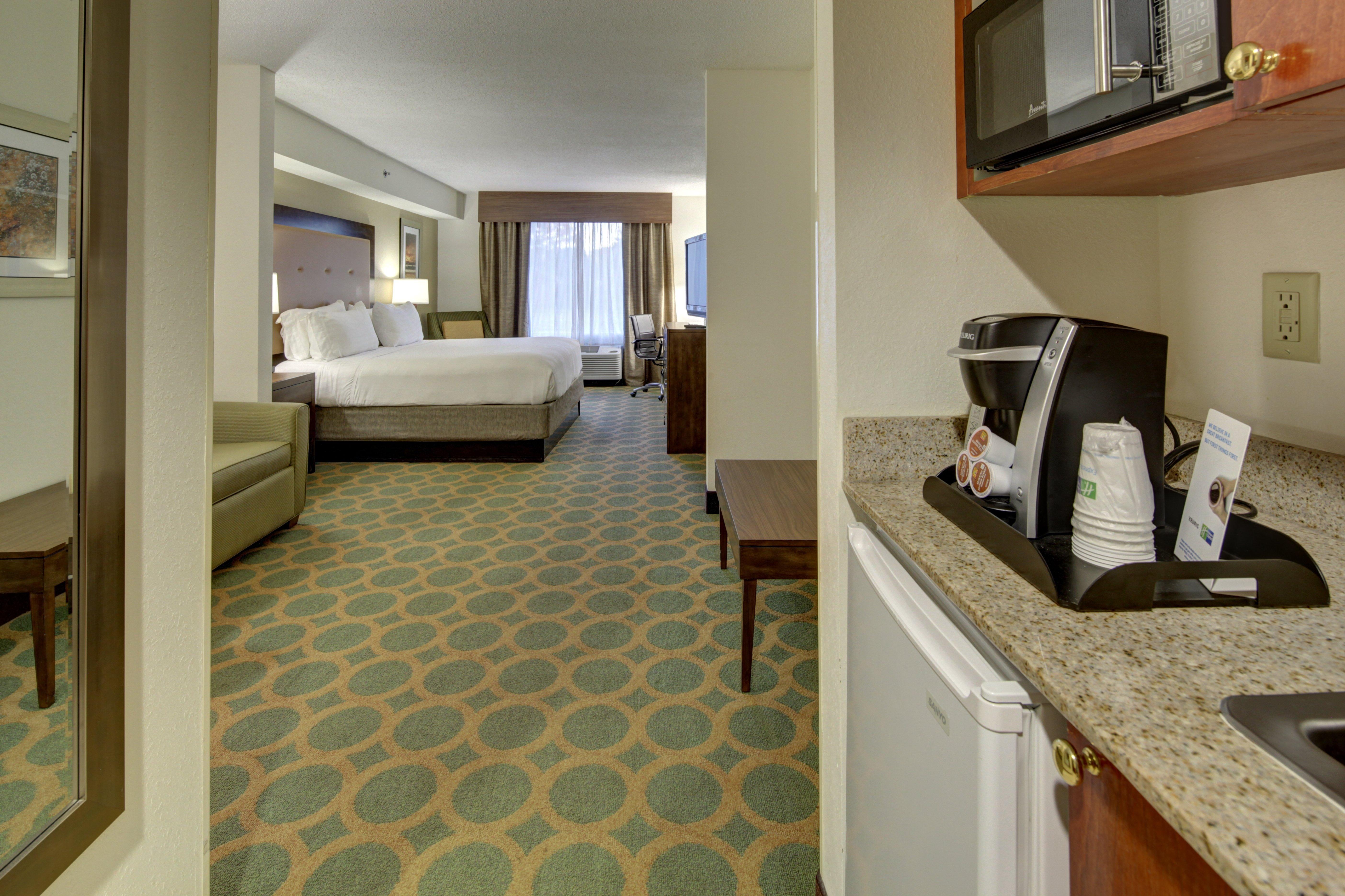 Holiday Inn Express Hotel & Suites Emporia By Ihg Exterior foto